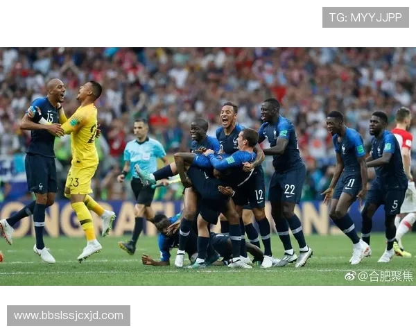 1998年世界杯法国队捧杯 巴西队屈居亚军 赛事精彩回顾与历史影响