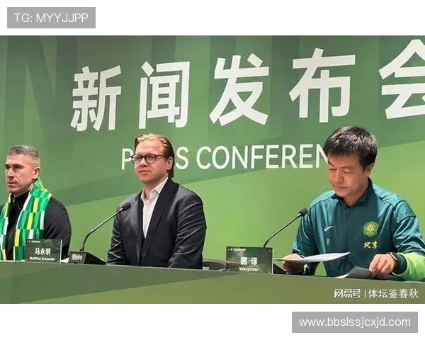 国安德籍经理马永明出席中国金球奖颁奖典礼并在签名墙上书写马字展现独特风采